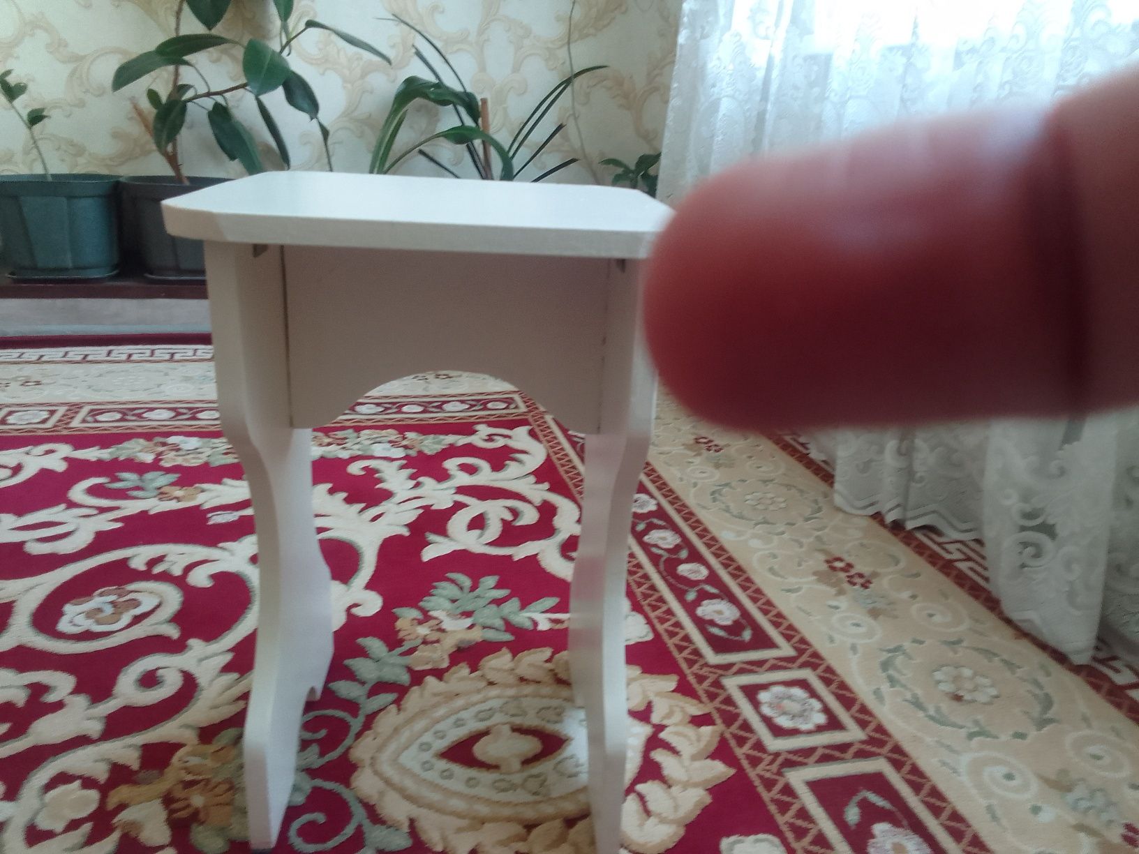 Табуретки белые.