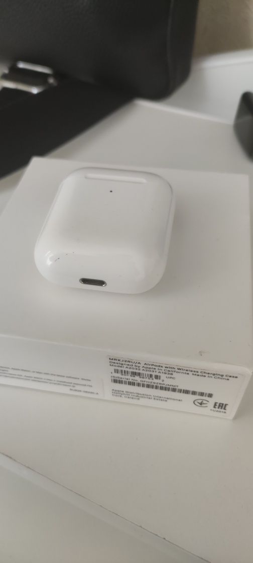 Продам оригинал кейс от airpods 2 с беспроводной зарядки