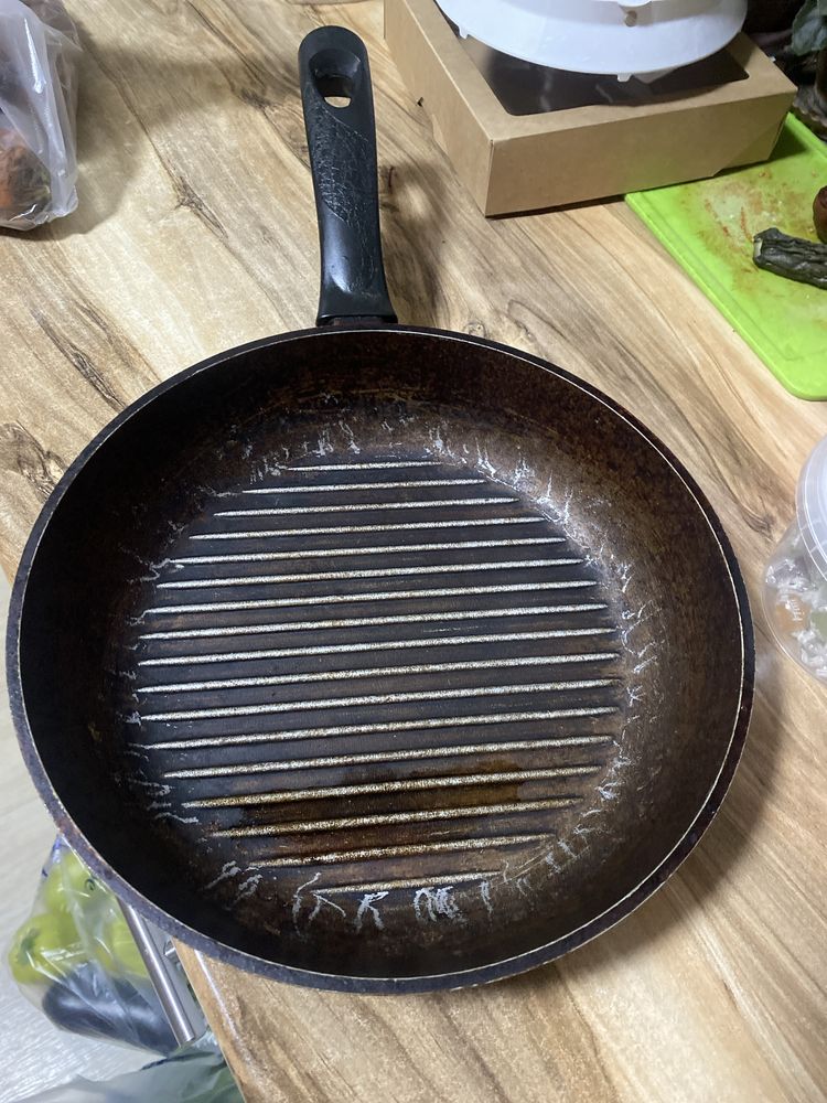 продам чугунную сковороду для стейка