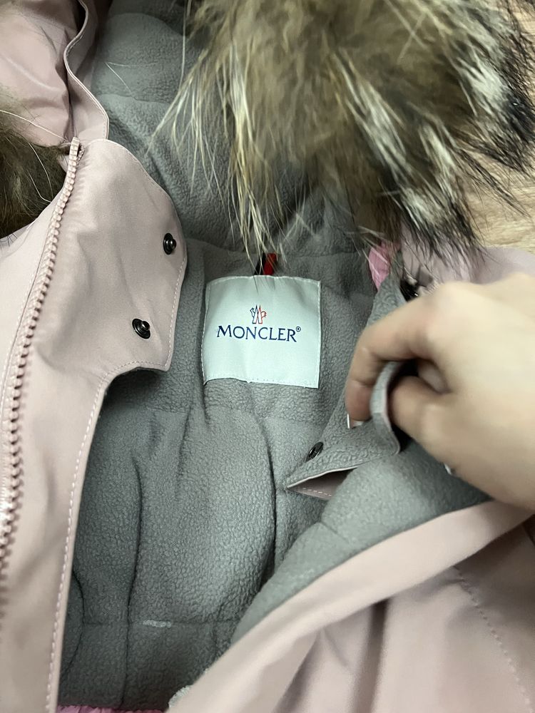 Читайте описание зимний комбинезон MONCLER в отличном состоянии 80