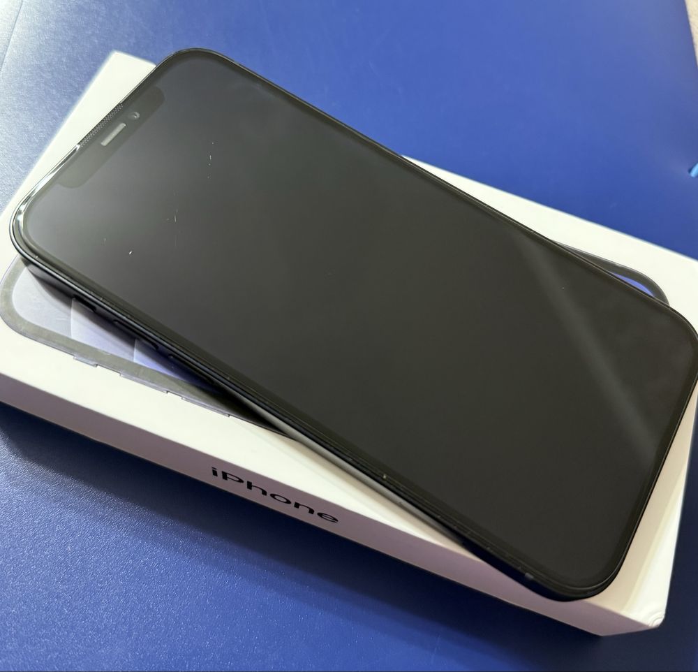 продам iPhone 12