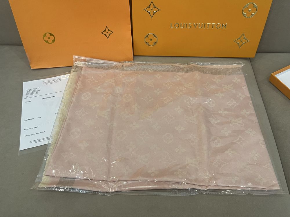 Продам новый шарф Louis Vuitton с оригинальной упаковкой и чеками