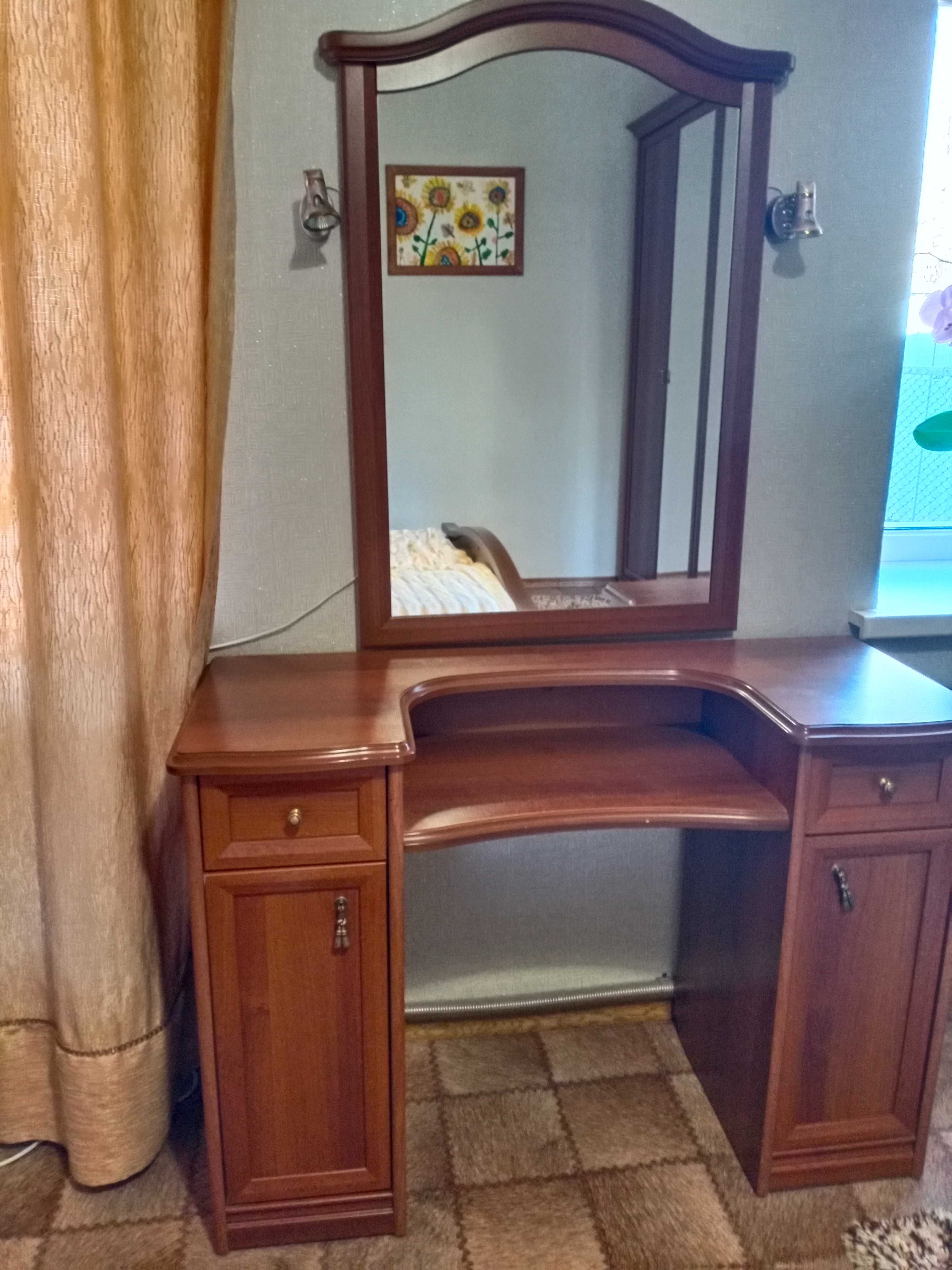продам шкаф для одежды и туалетный столик.