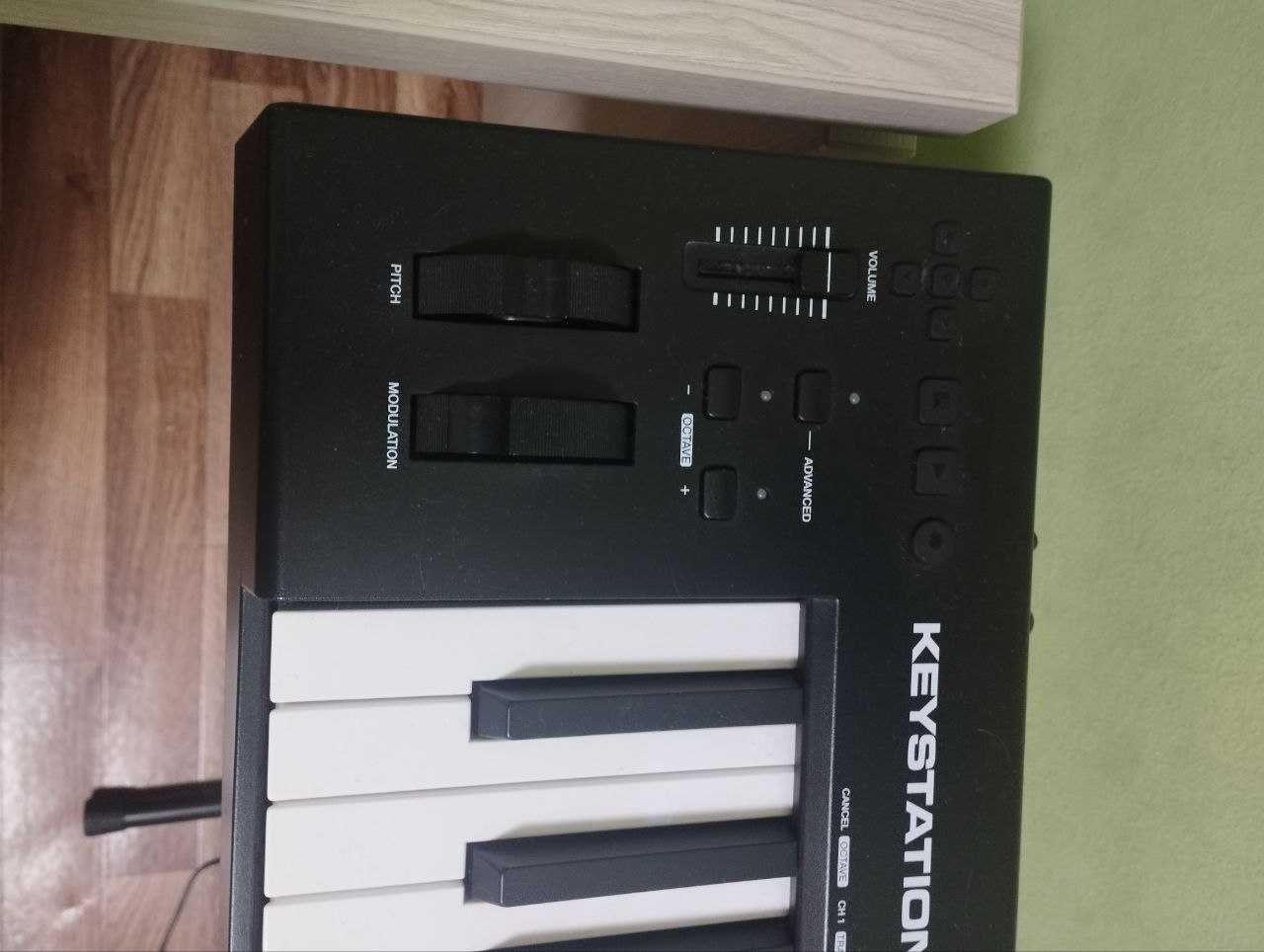 MIDI-клавиатура M-Audio Keystation 88 MK3 Black, педаль и стойка.