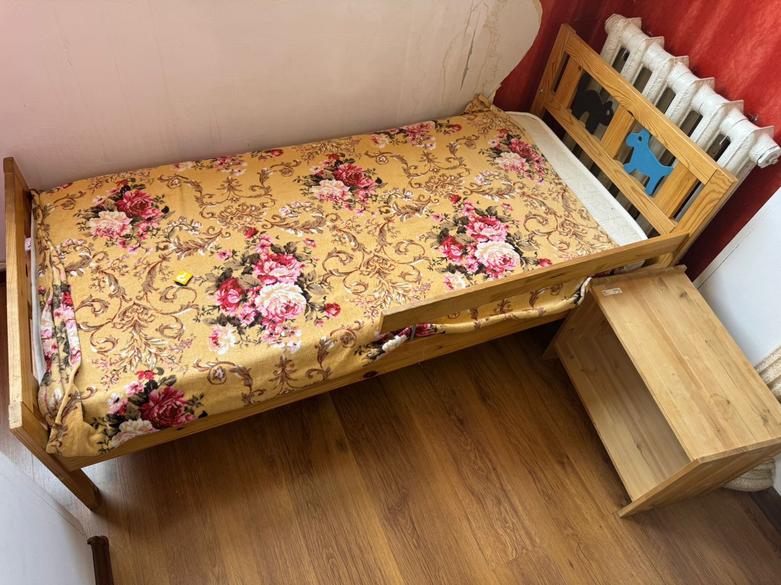 Продам детскую кровать, шкафчик и стеллаж для игрушек