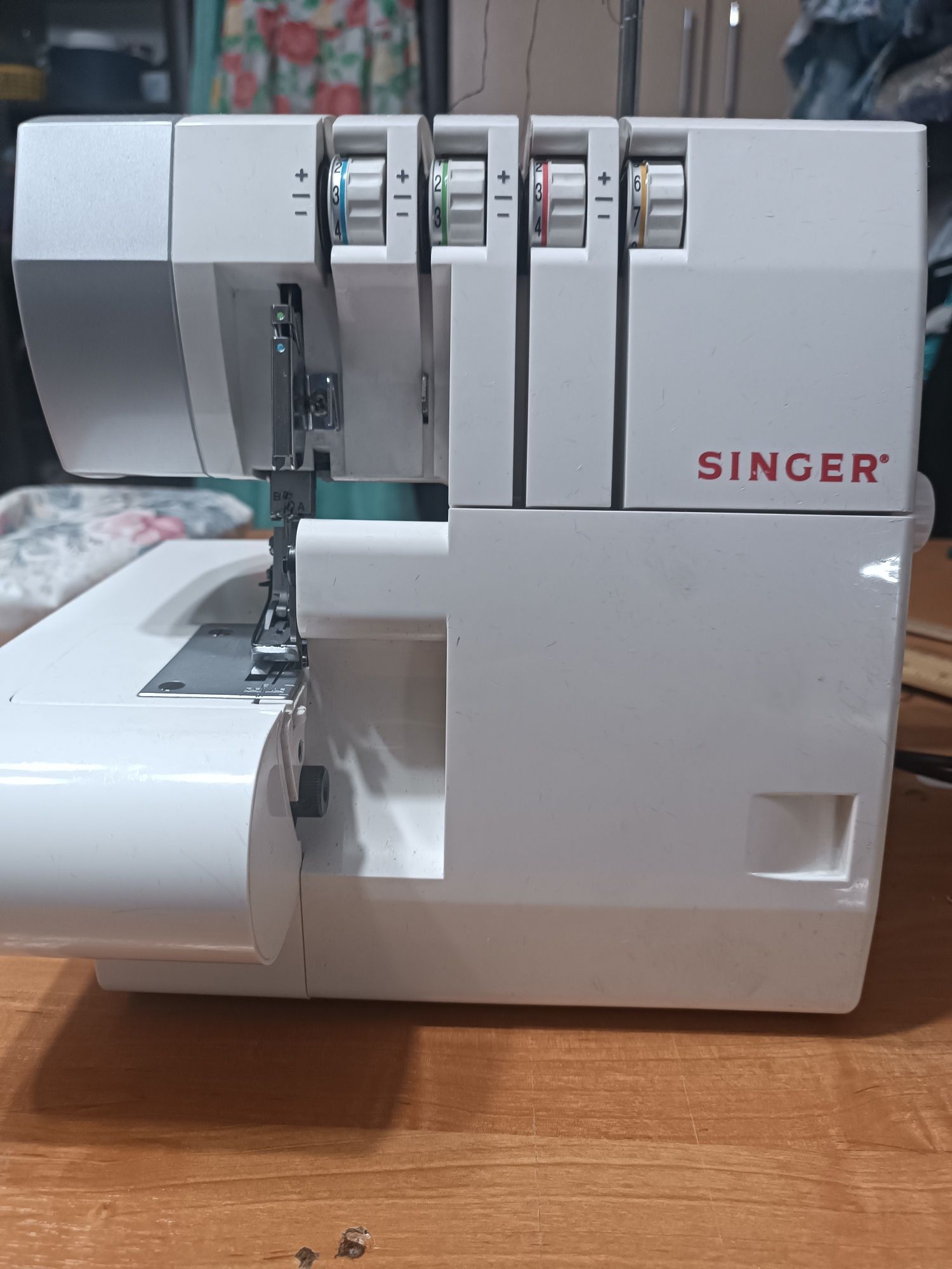 Продам оверлок SINCER