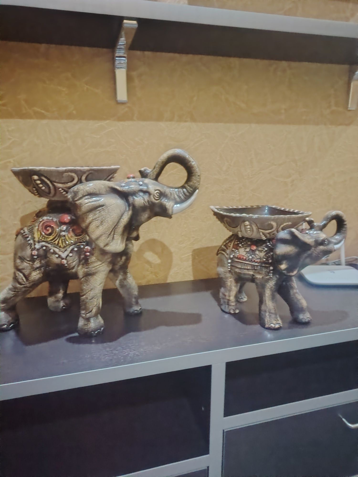 Продам мебель, сувениры, картины