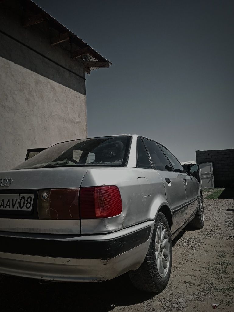 Audi 80.          .