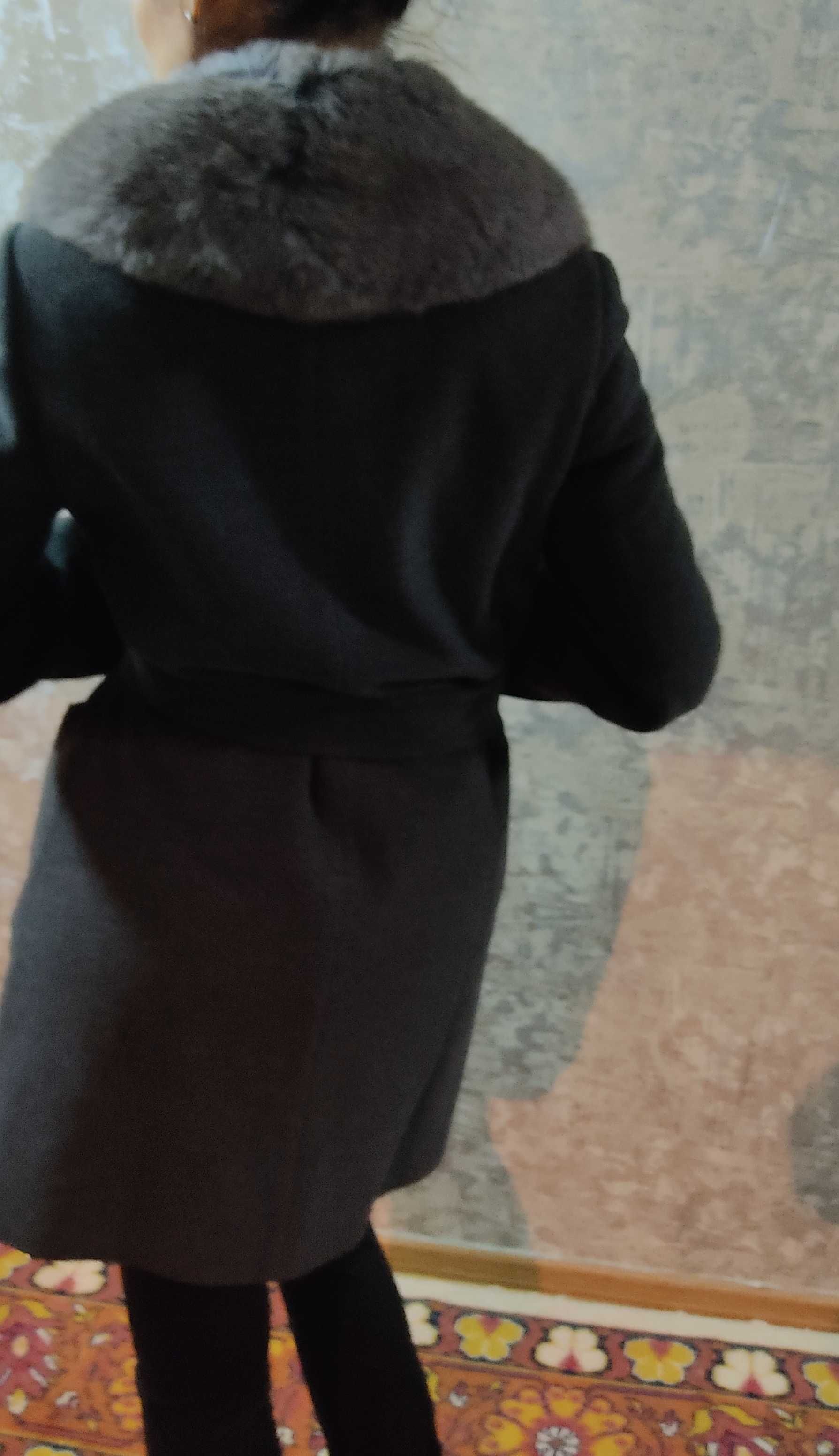 Пальто зимнее, красивое.