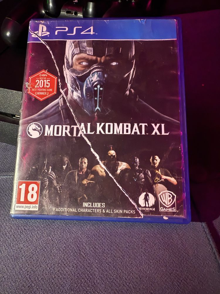 Продам PS4 512gb в хорошем состоянии с двумя джойстиками