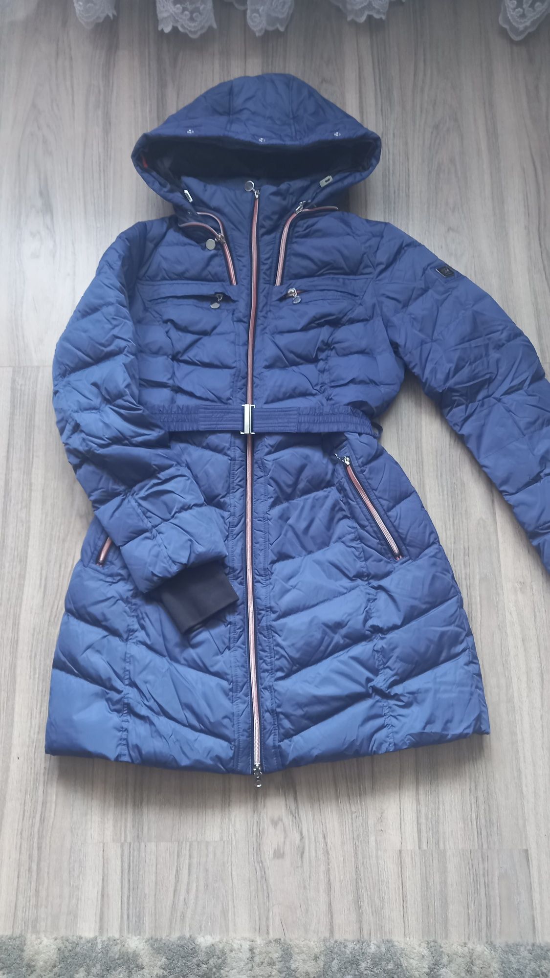 Продам зимний пуховик р М (46)