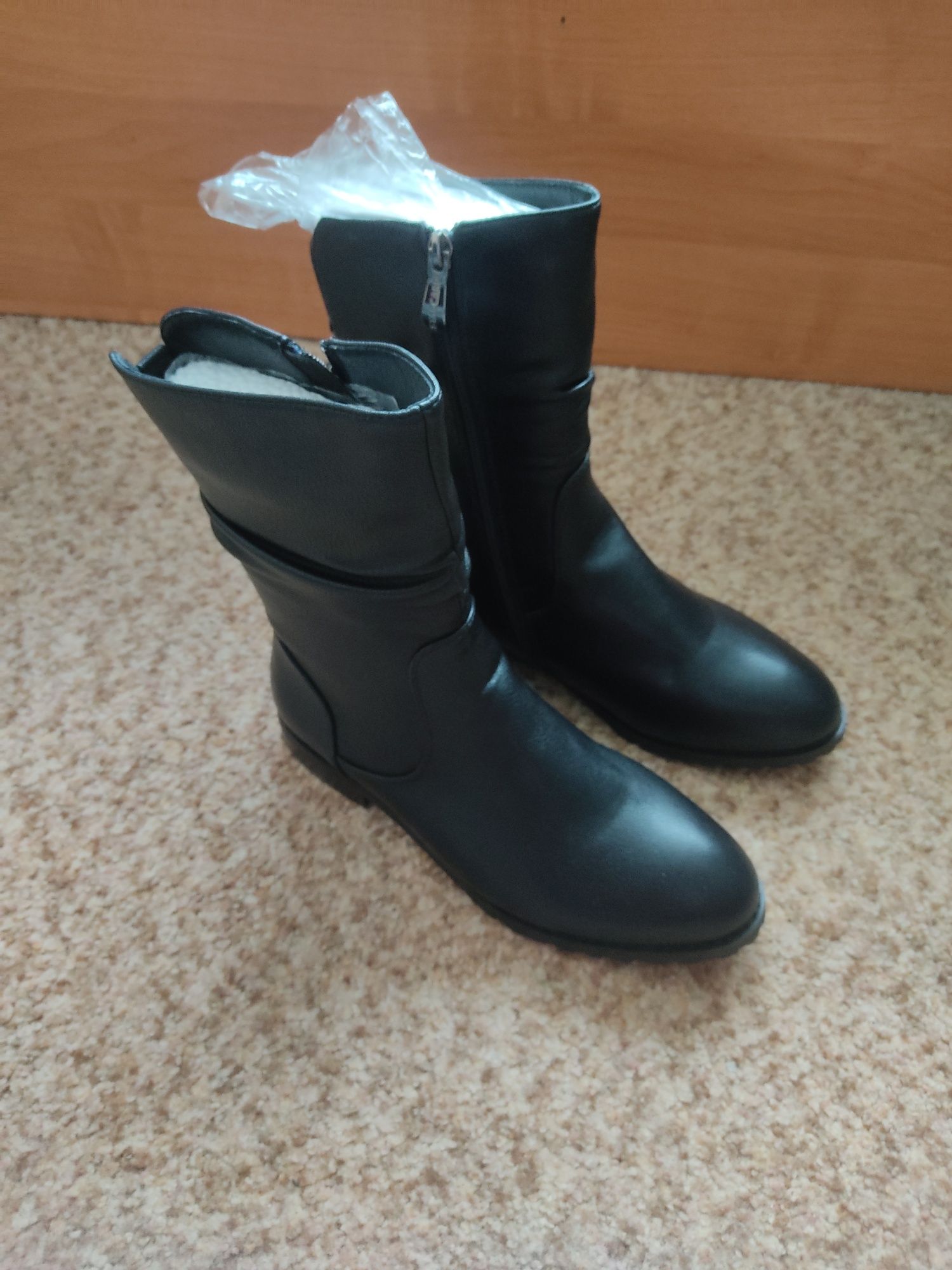 Продам новые женские сапожки.