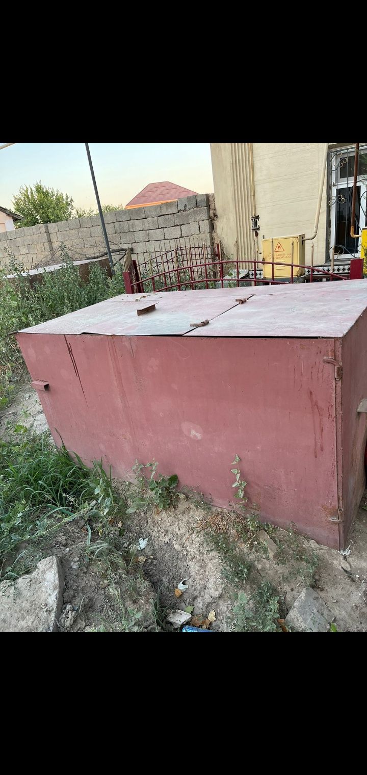 Большой мусорный ящик.