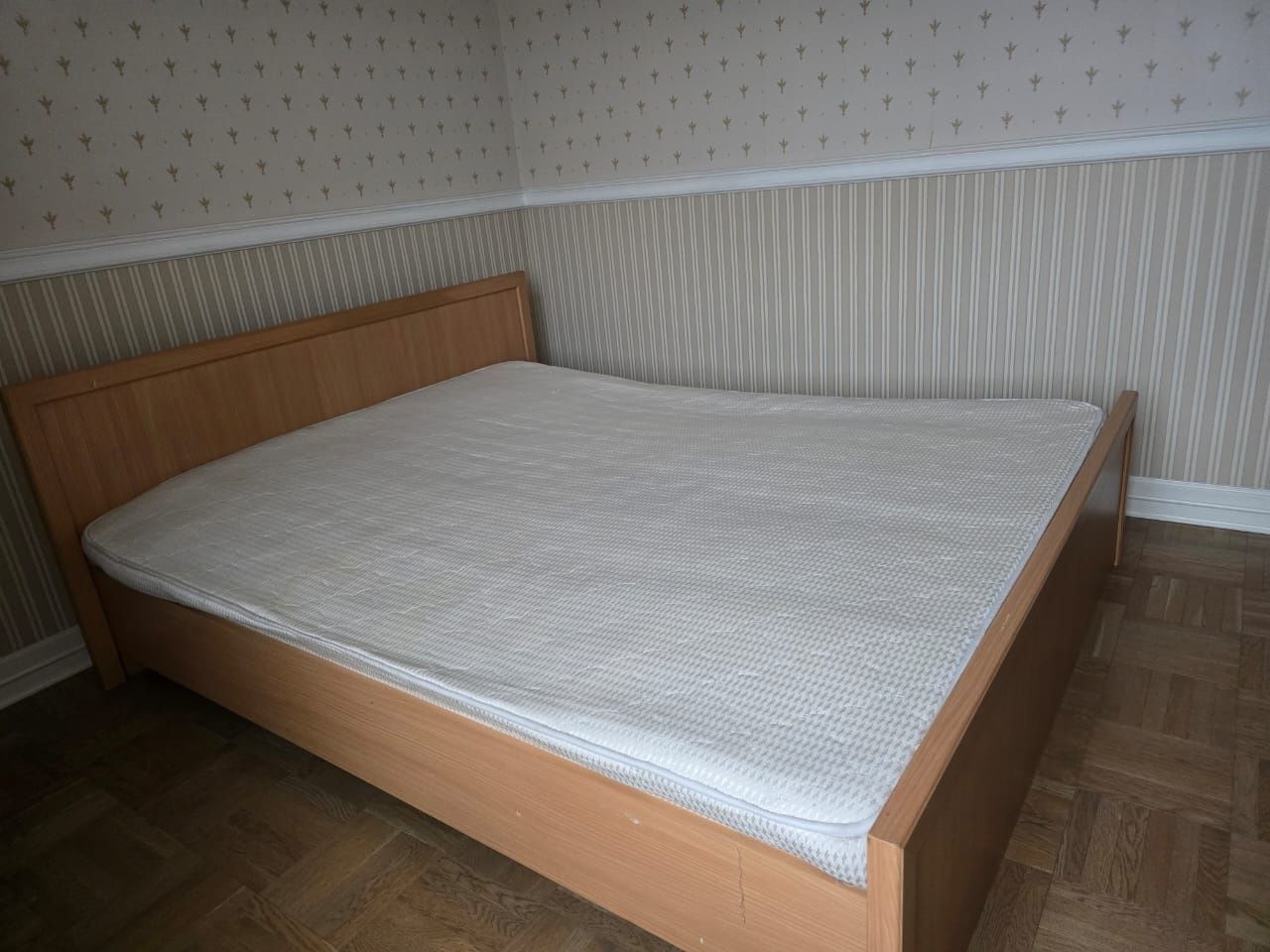 Продам угловой шифоньер и 2-х стальную кровать, б/у в  хорошем состоян