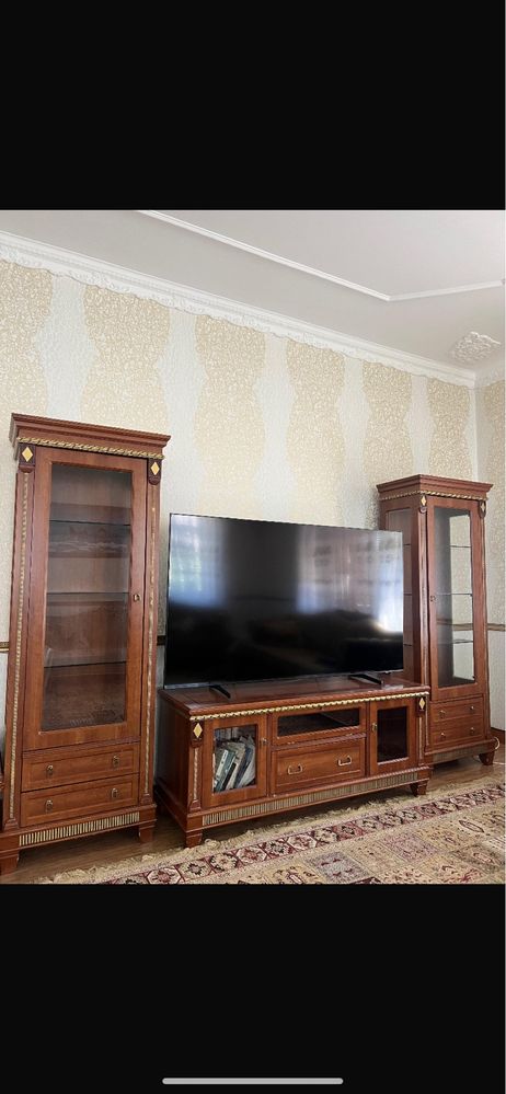 Продам мебельную стенку (горку) в классическом стиле — без телевизора