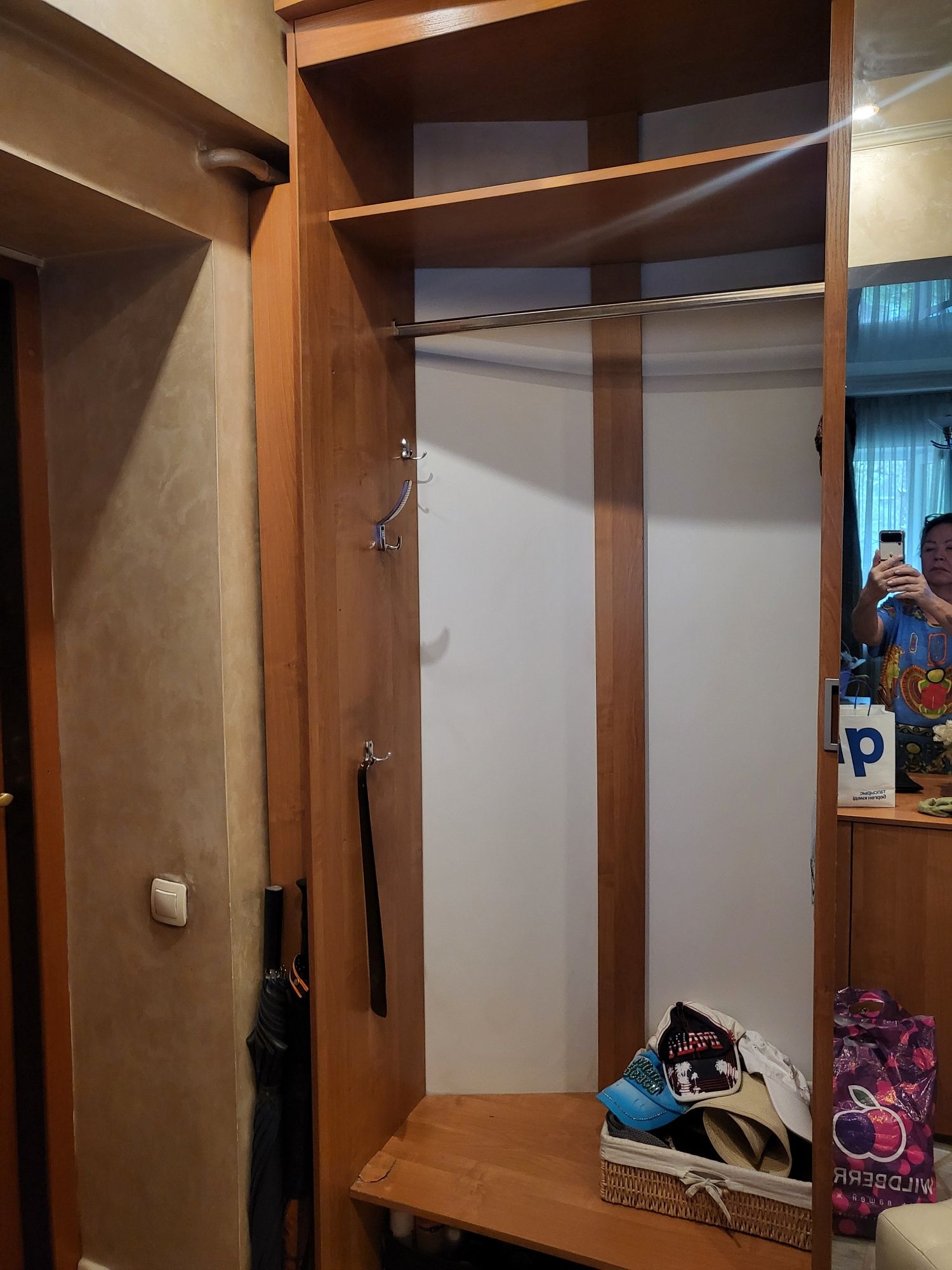 Шкаф купе в прихожую размер 215 на 250. Тумба для обуви в подарок