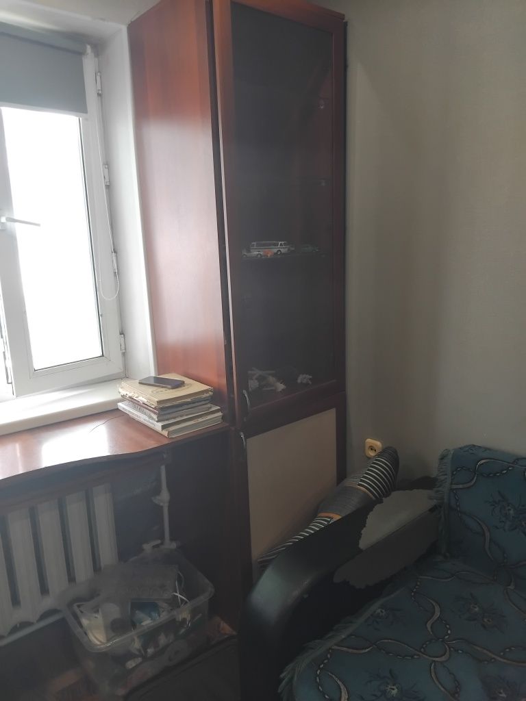 Шкаф с встроенным столом с стеклянными полками низкий деревянные полки