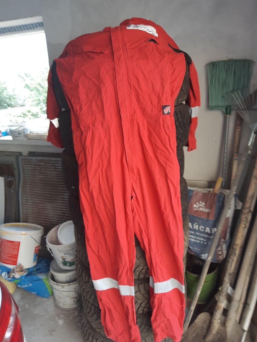 Продам спеодежду летние и зимние комбезы жилет, куртку дождевик.