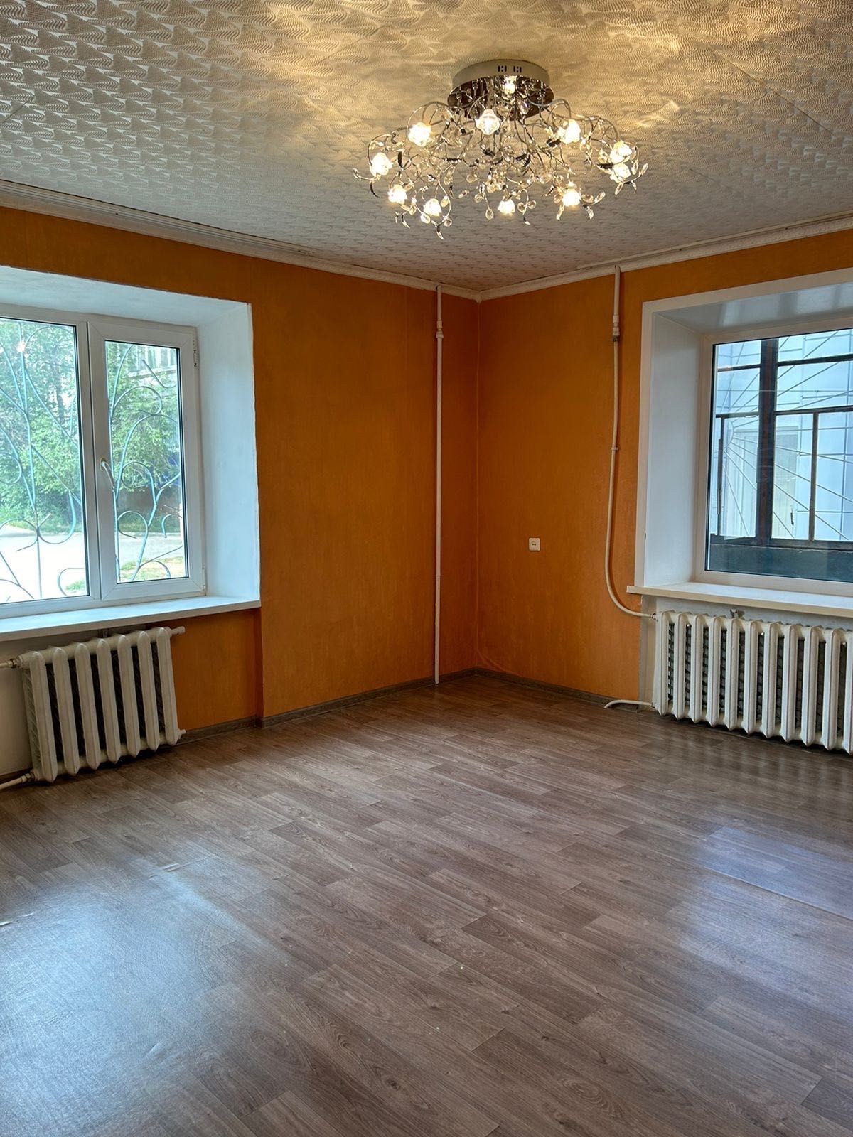 Продам квартиру трехкомнатную