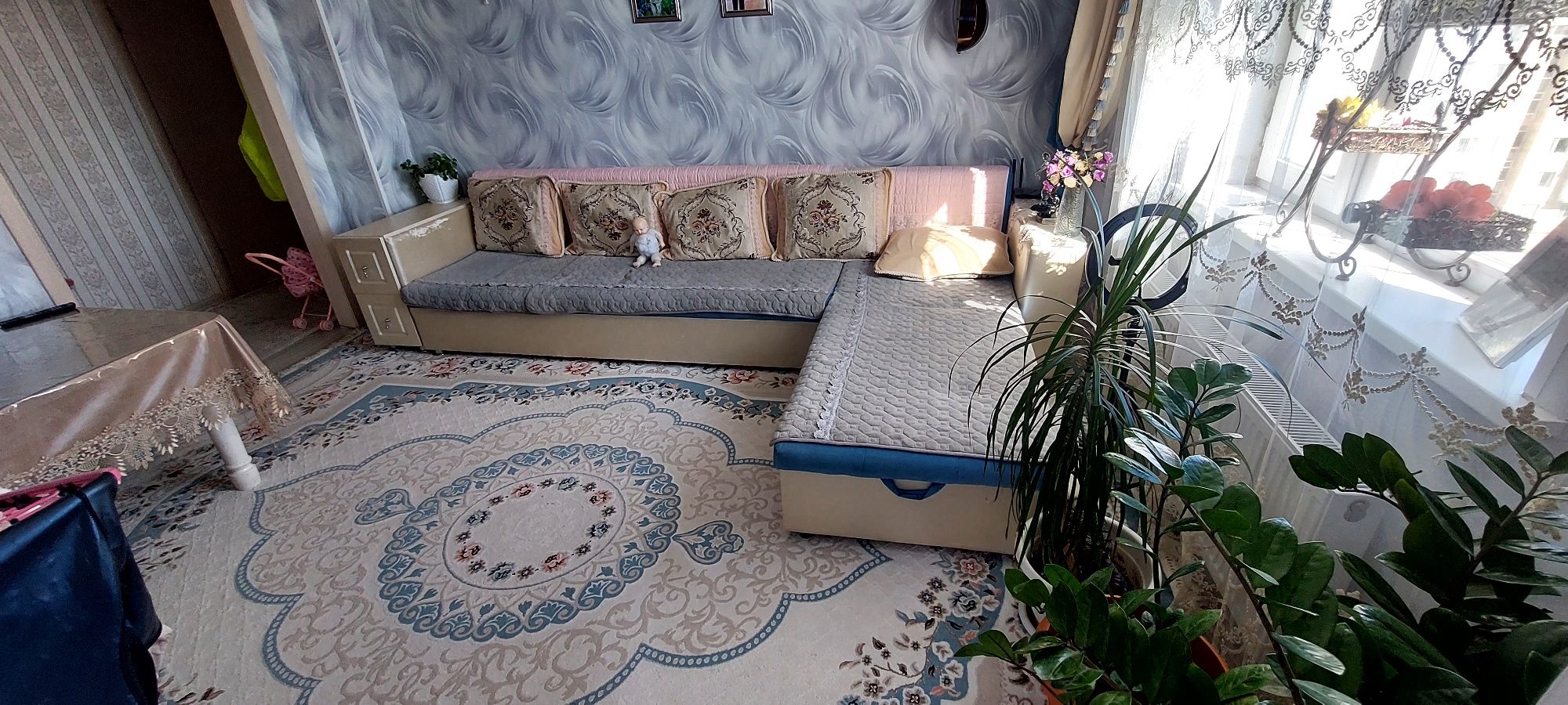 Диван 3×1.80м. Хорошо состаияние. И стол  сатылады. Екуі бірге 100000