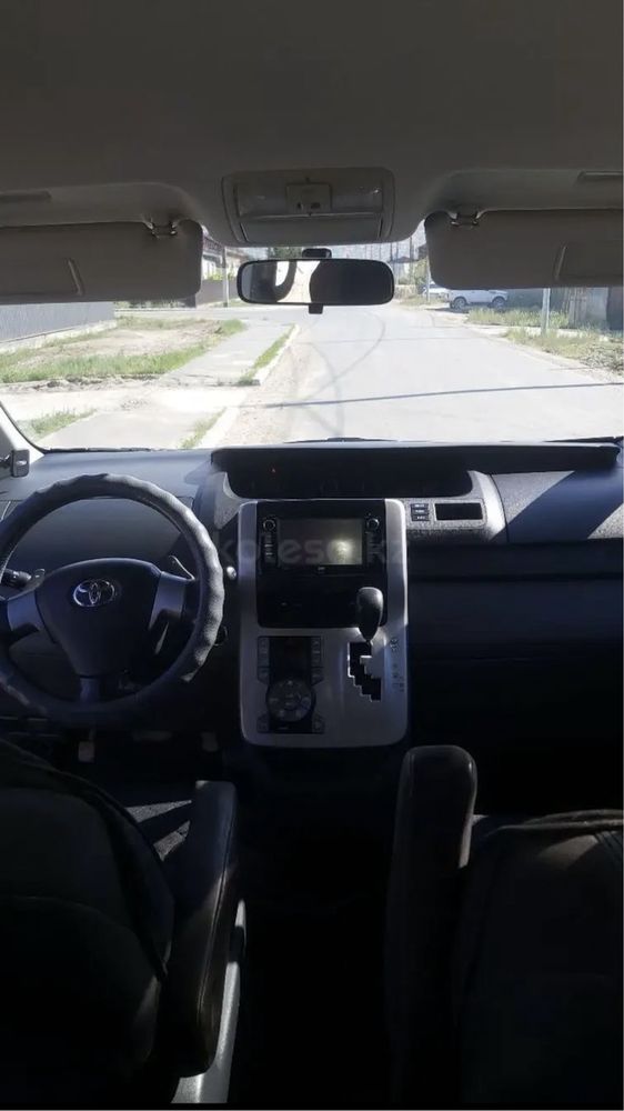Toyota Voxy I Минивэн