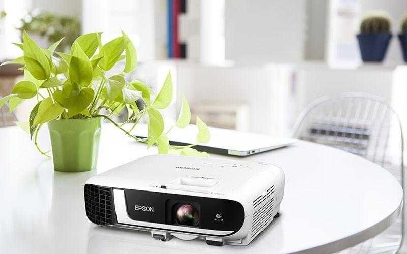 Новый проектор Epson EB-FH52