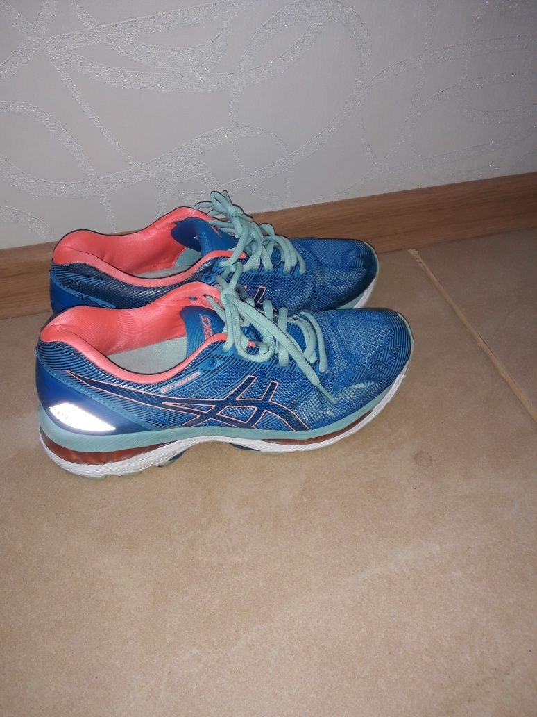 Женские фирменные кроссовки Asics размер 39.5