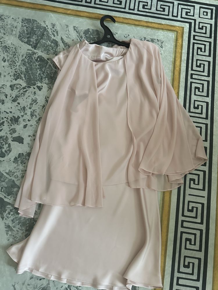 Платье продам, цена 30 тысячи. Торг есть. Состояние отличное. Новое