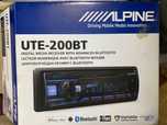 Продам автомагнитолу Alpine UTE 200BT