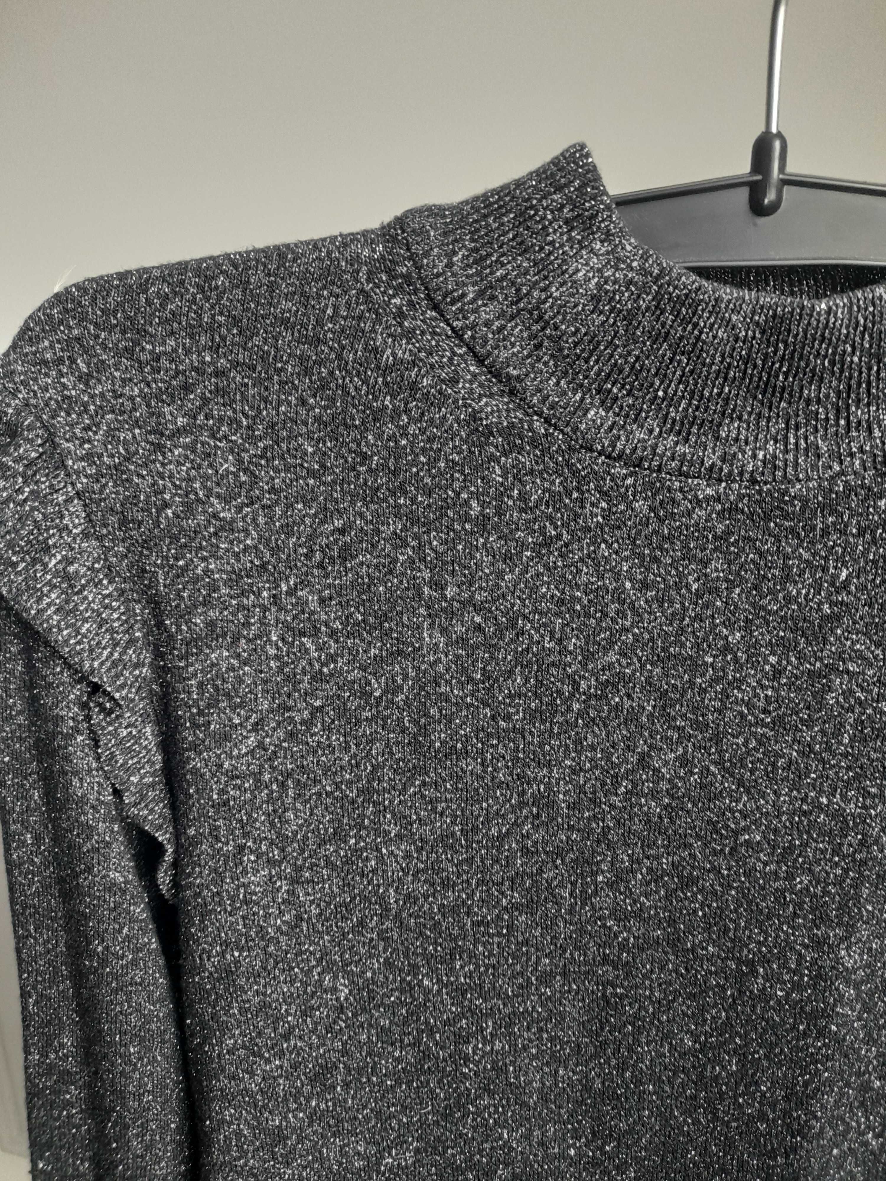 Легкий и слегка блестящий свитер от Massimo Dutti