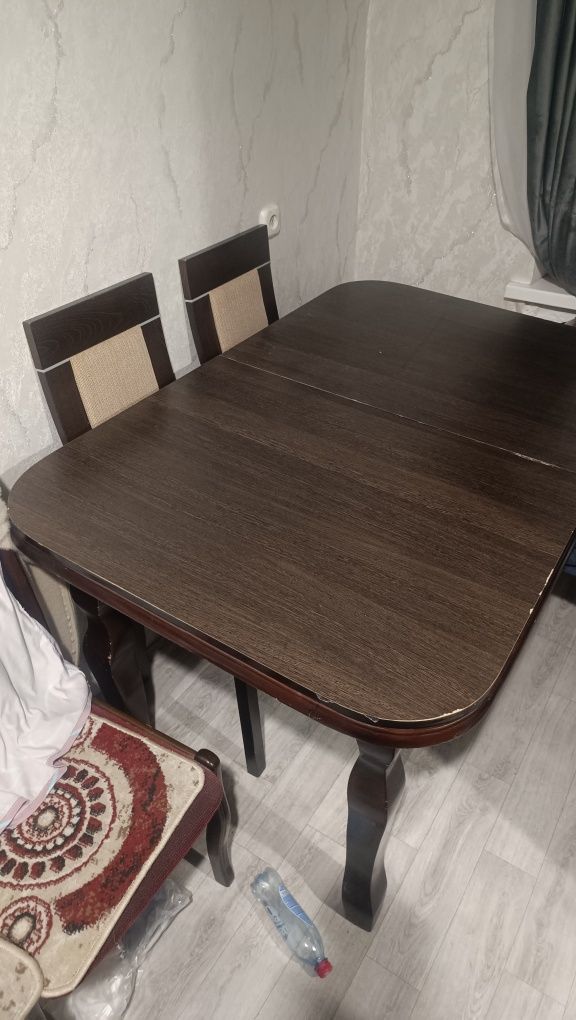 Продаётся стол, в комплекте 4 стула