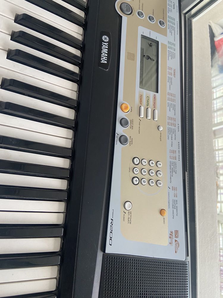 срочно синтезатор Yamaha PSR R200