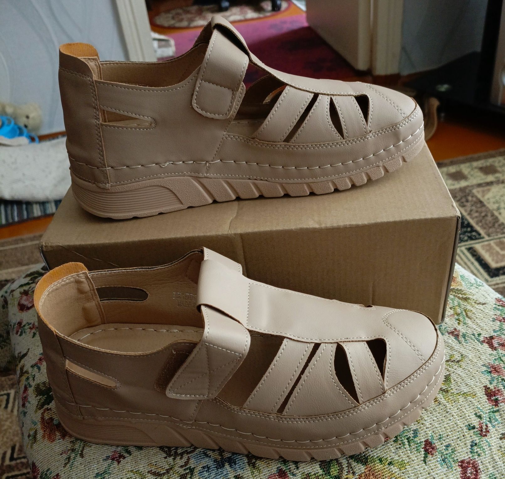 Продам сандали женские . Новые.