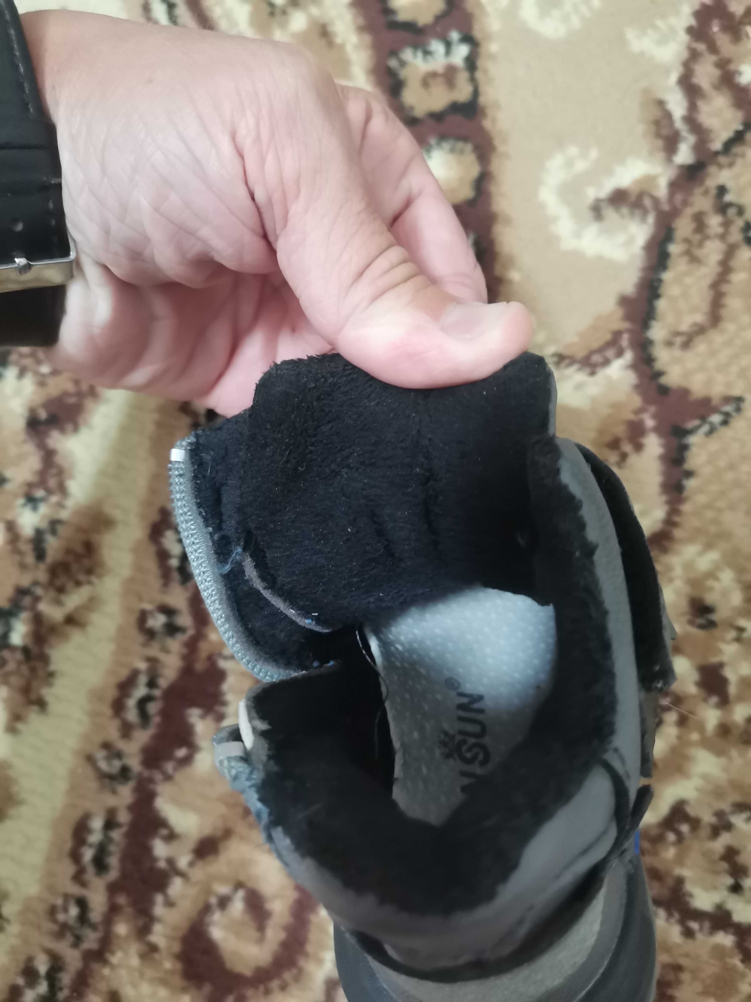 Продам детские осенние сапоги