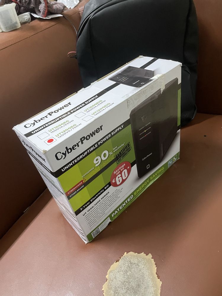 Источник бесперебойного питания CyberPower UT1200EG