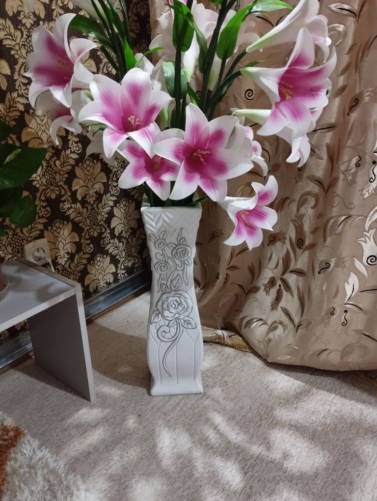 Продам Вазу с гравировкой ,с цветами .