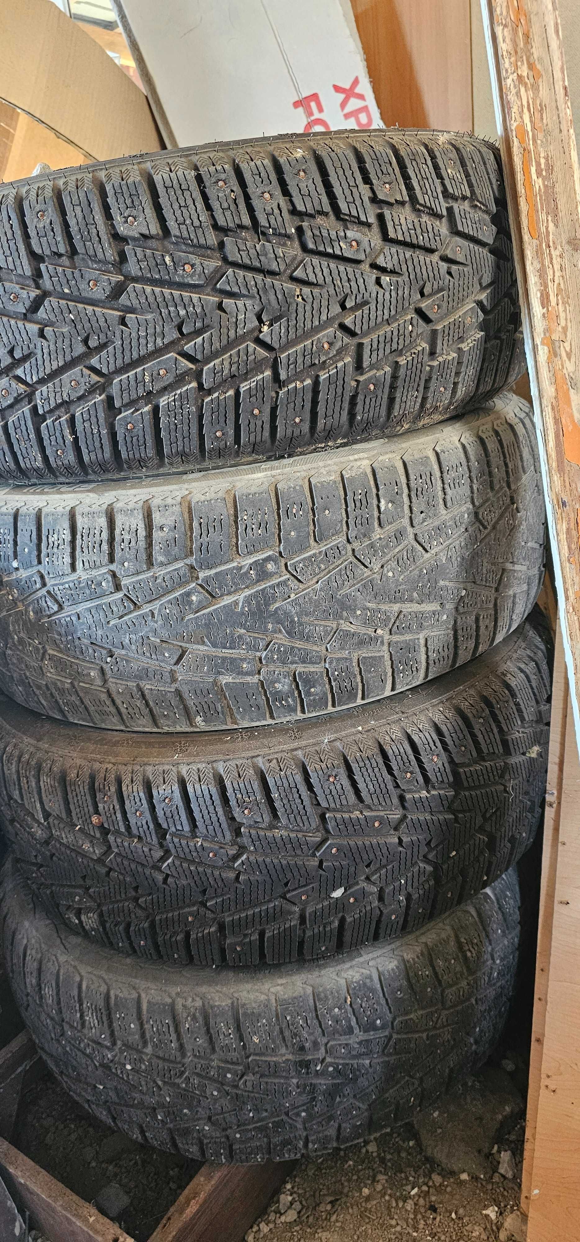 Продам зимние шины215/55 R17