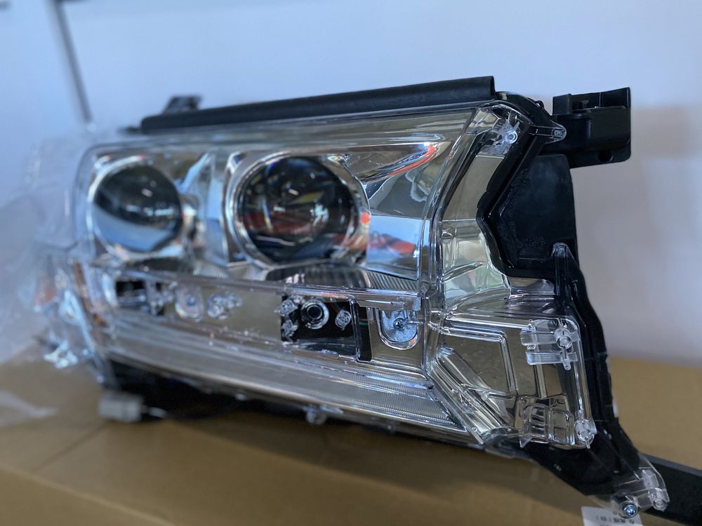 Комплект фары Toyota Land Cruiser 200