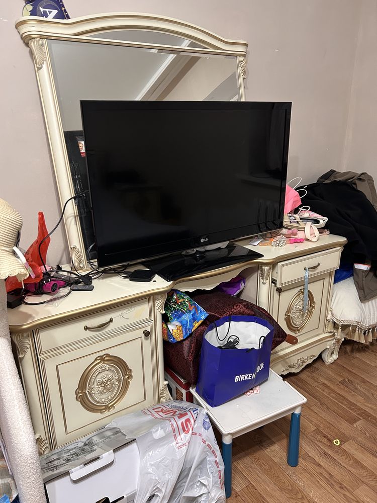 Продаю спальный гарнитур комплект.