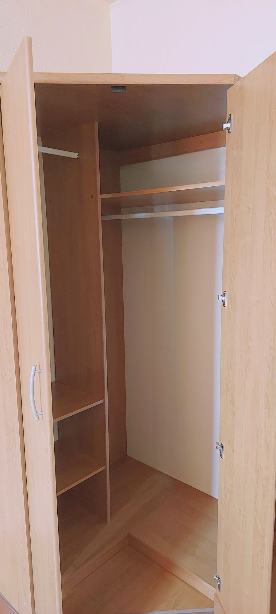 Продаю угловой шкаф