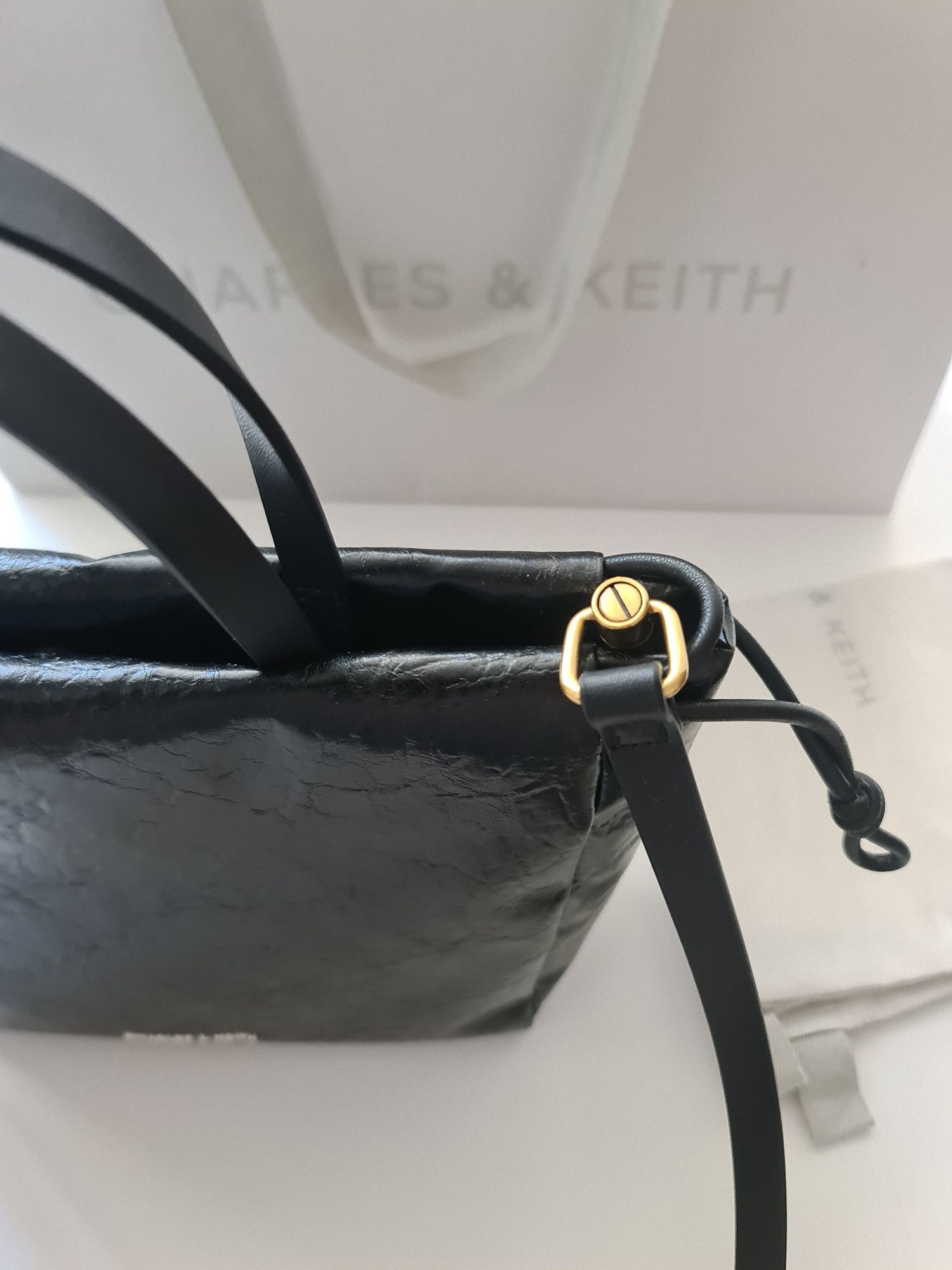 Продам сумочку Charles&Keith
