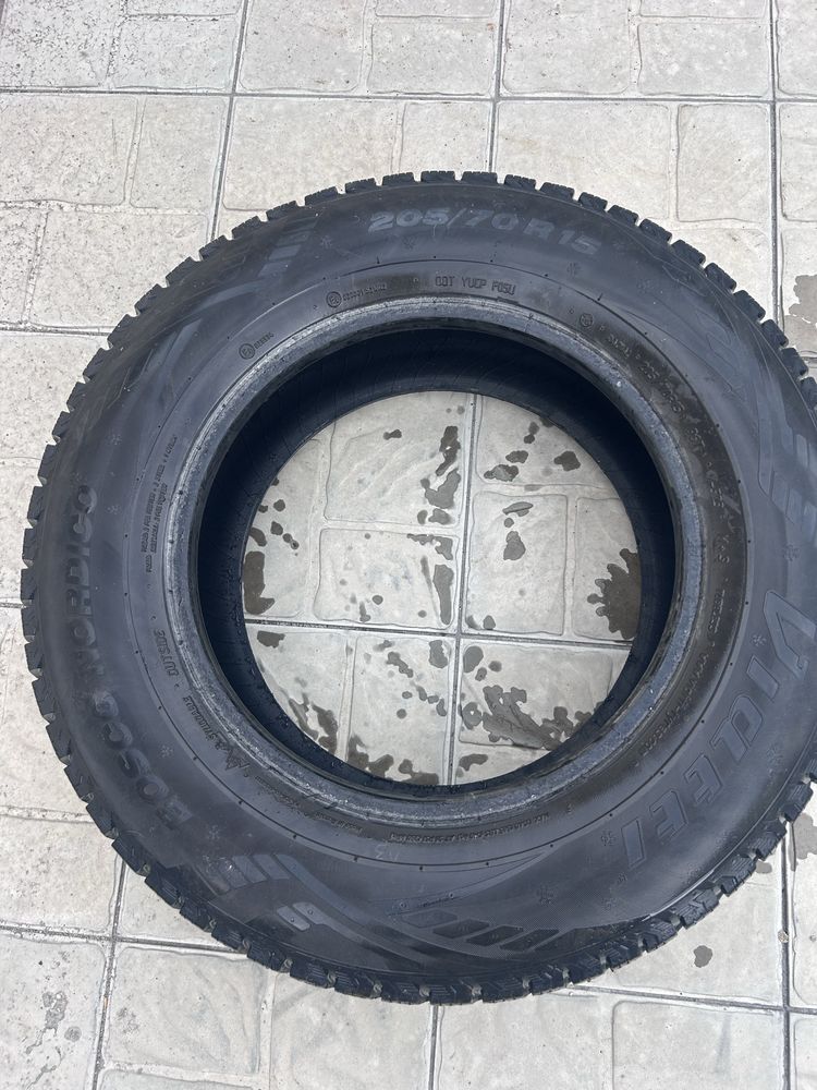 Продам резину 205/70 R15