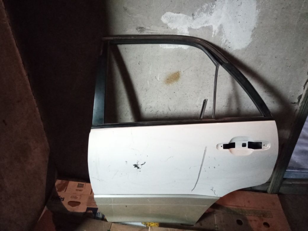Продам дверь б/У на  лексус  rx 300