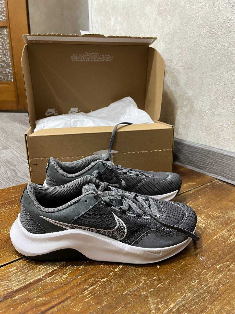 Продам новые кроссовки Nike оригинал