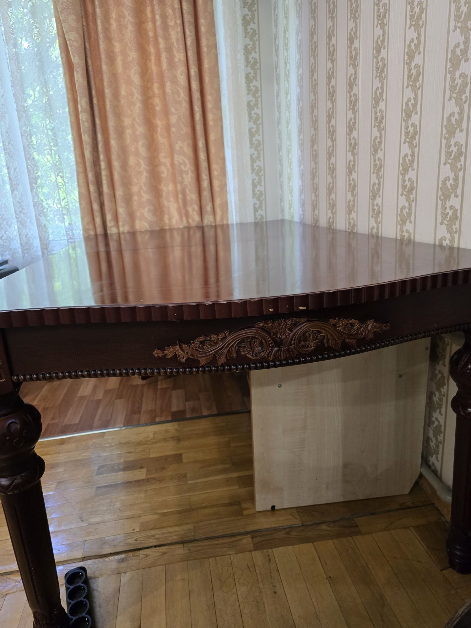 Добротный обеденный стол из натурального красного дерева