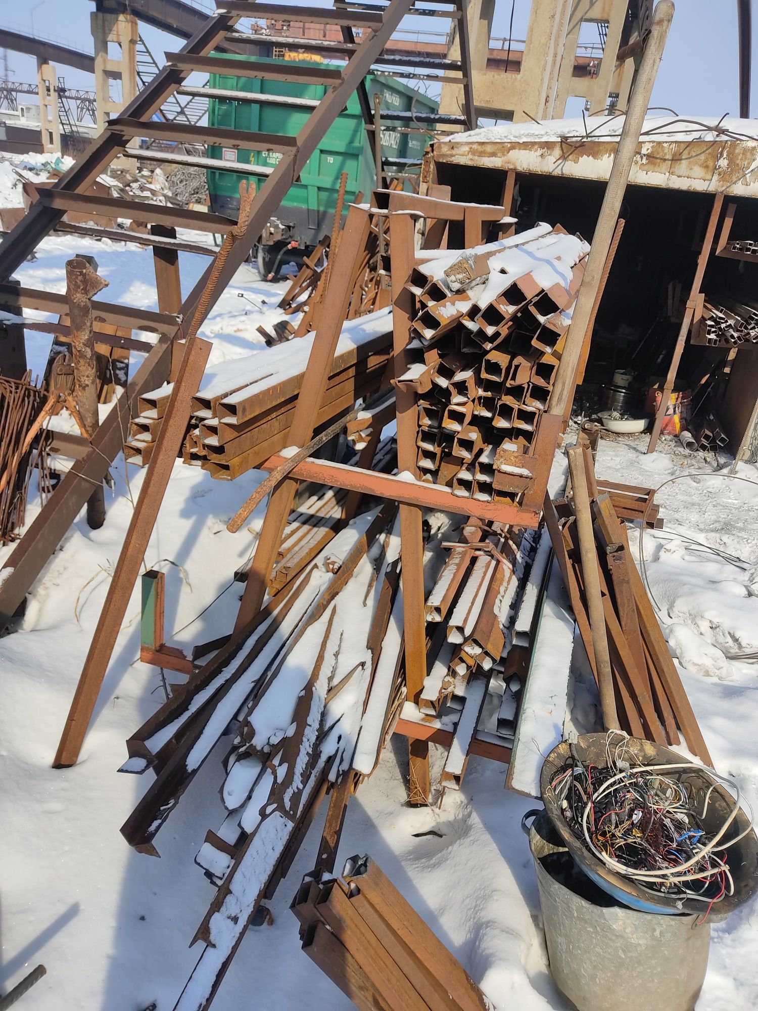 Продам деловой металл: профтруба; круглая труба; уголок; швеллер...
