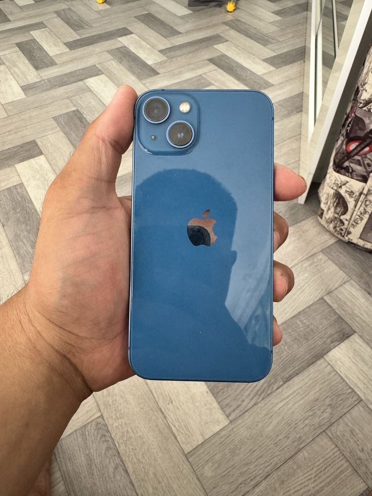 Продается iPhone 13 в синим цвете