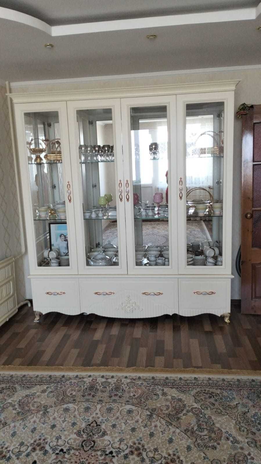 Продам сервант в гостиную.