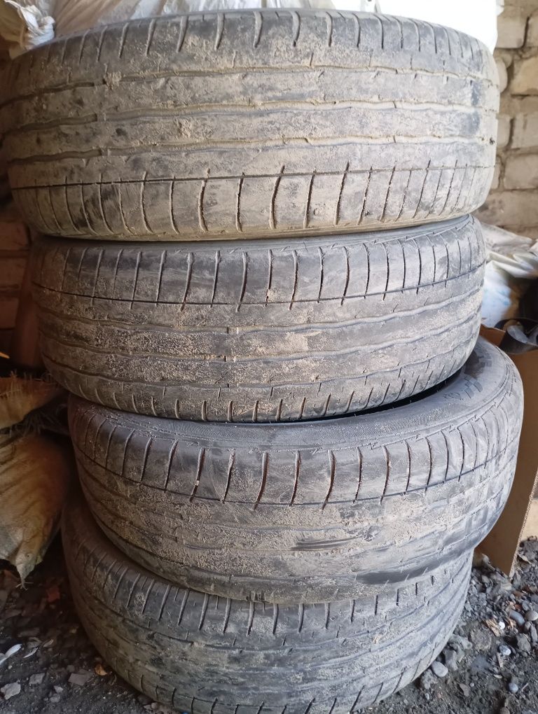 Продам летние шины 235/60/18. Maxxis