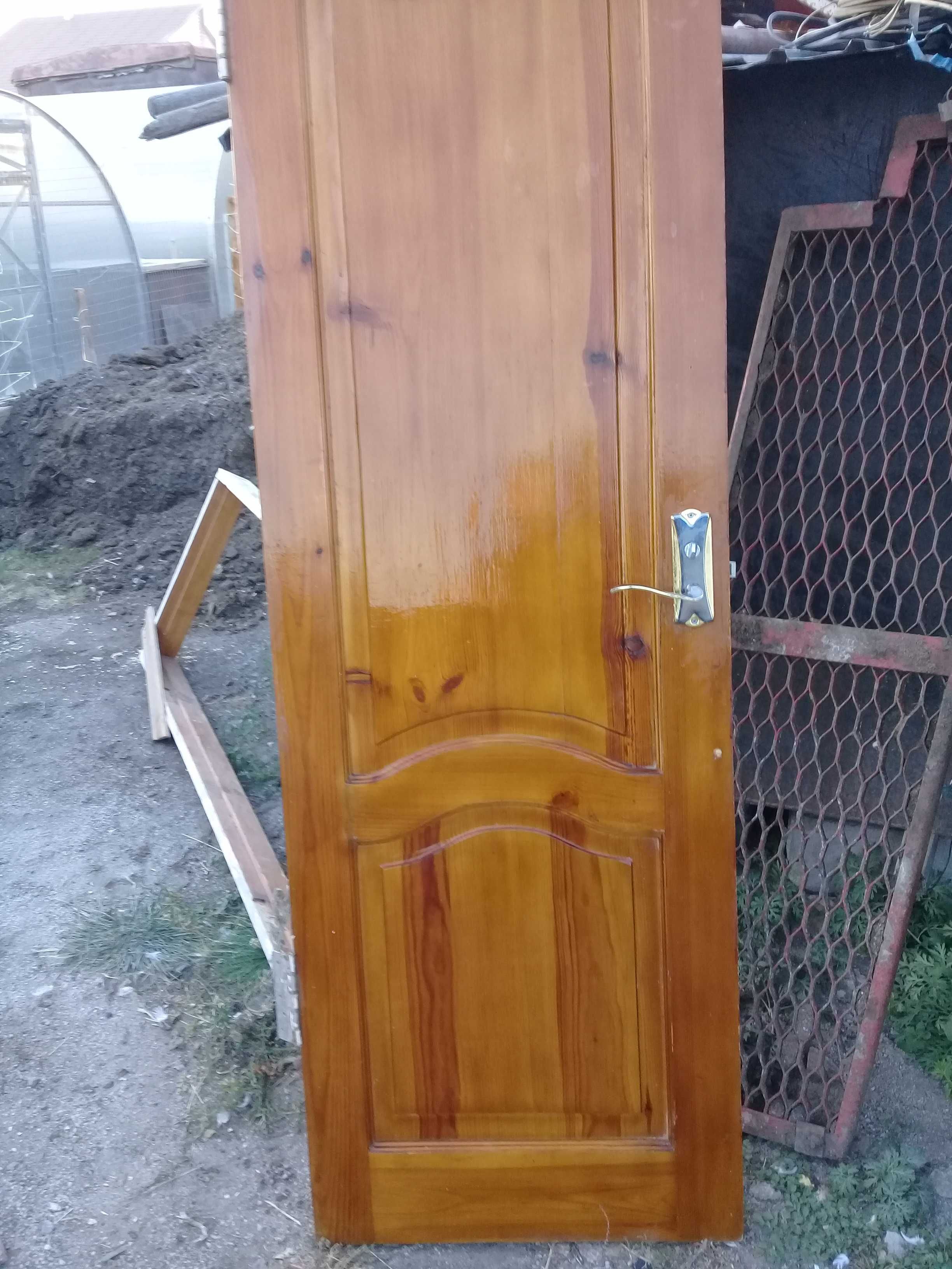Продам деревянную дверь